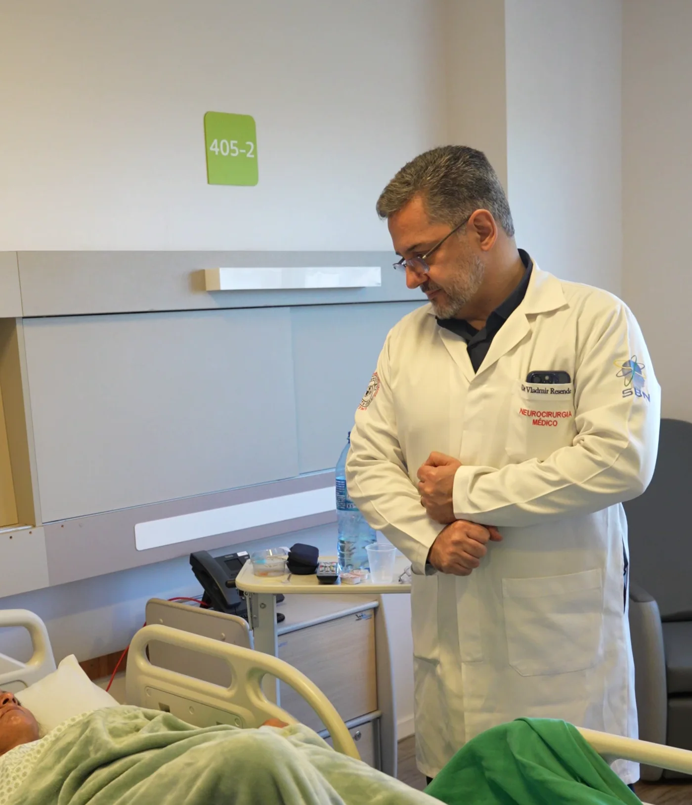 Dr. Vladmir Resende em visita a um paciente internado
