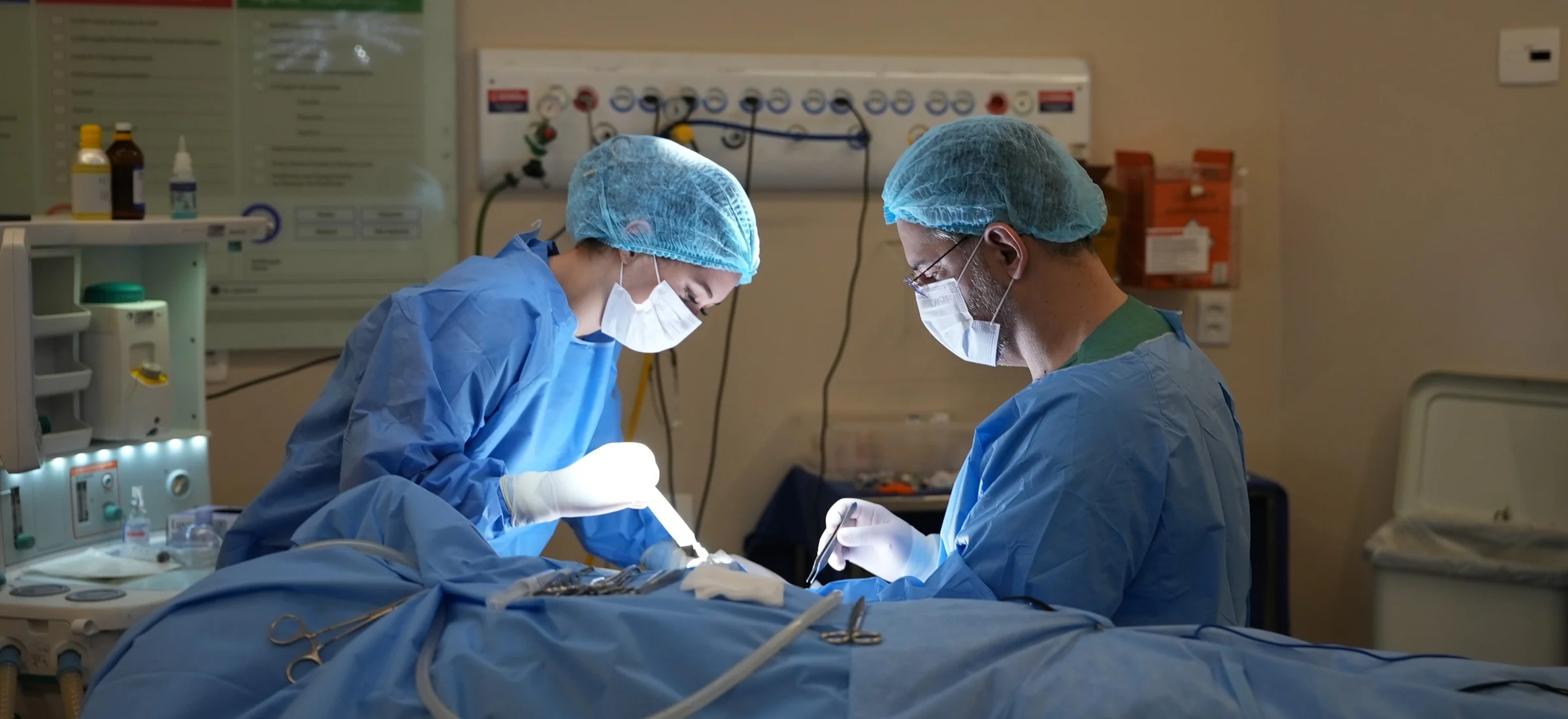 Dr. Vladmir Resende e equipe durante um procedimento cirúrgico