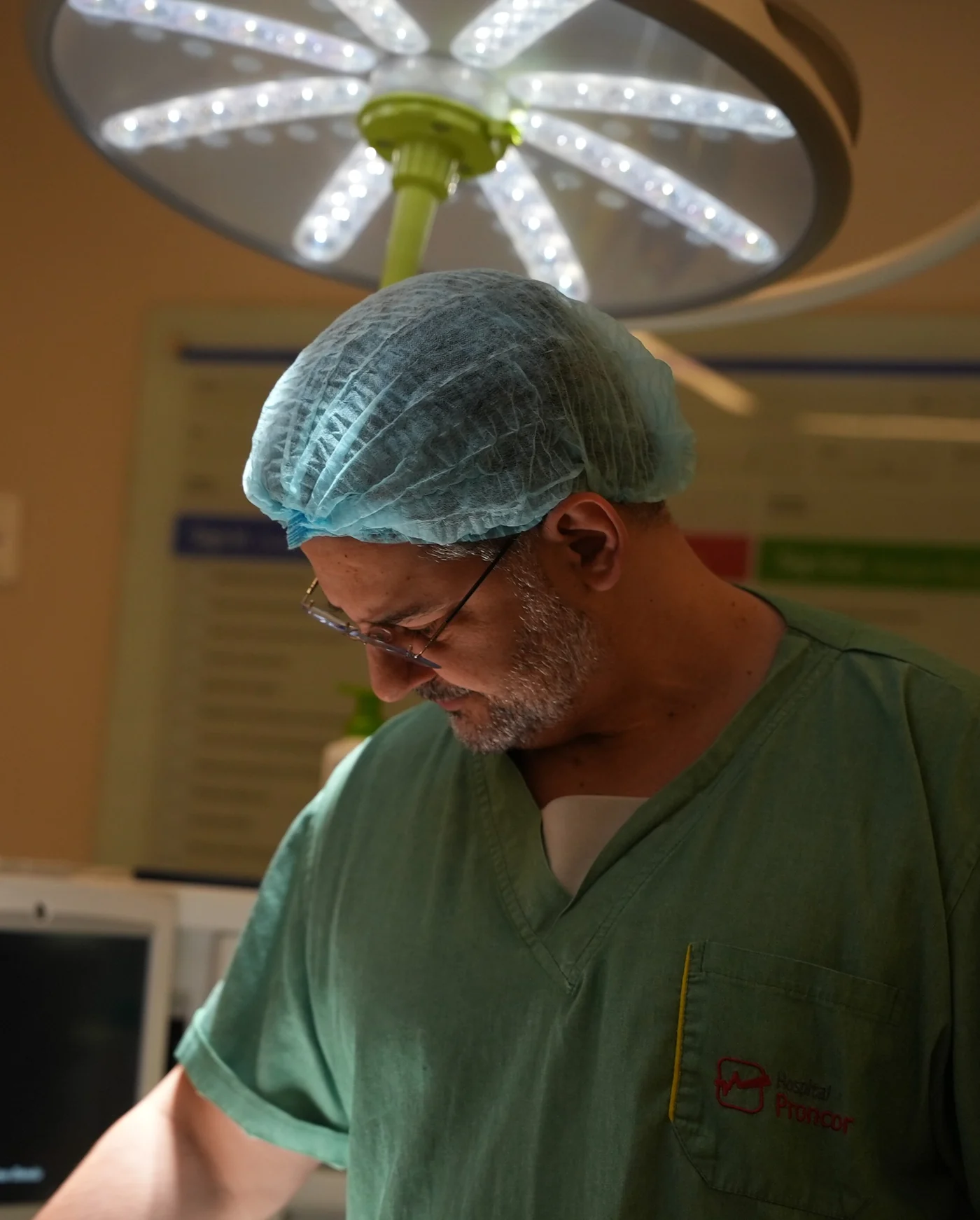 Dr. Vladmir Resende em centro cirúrgico, sob o foco