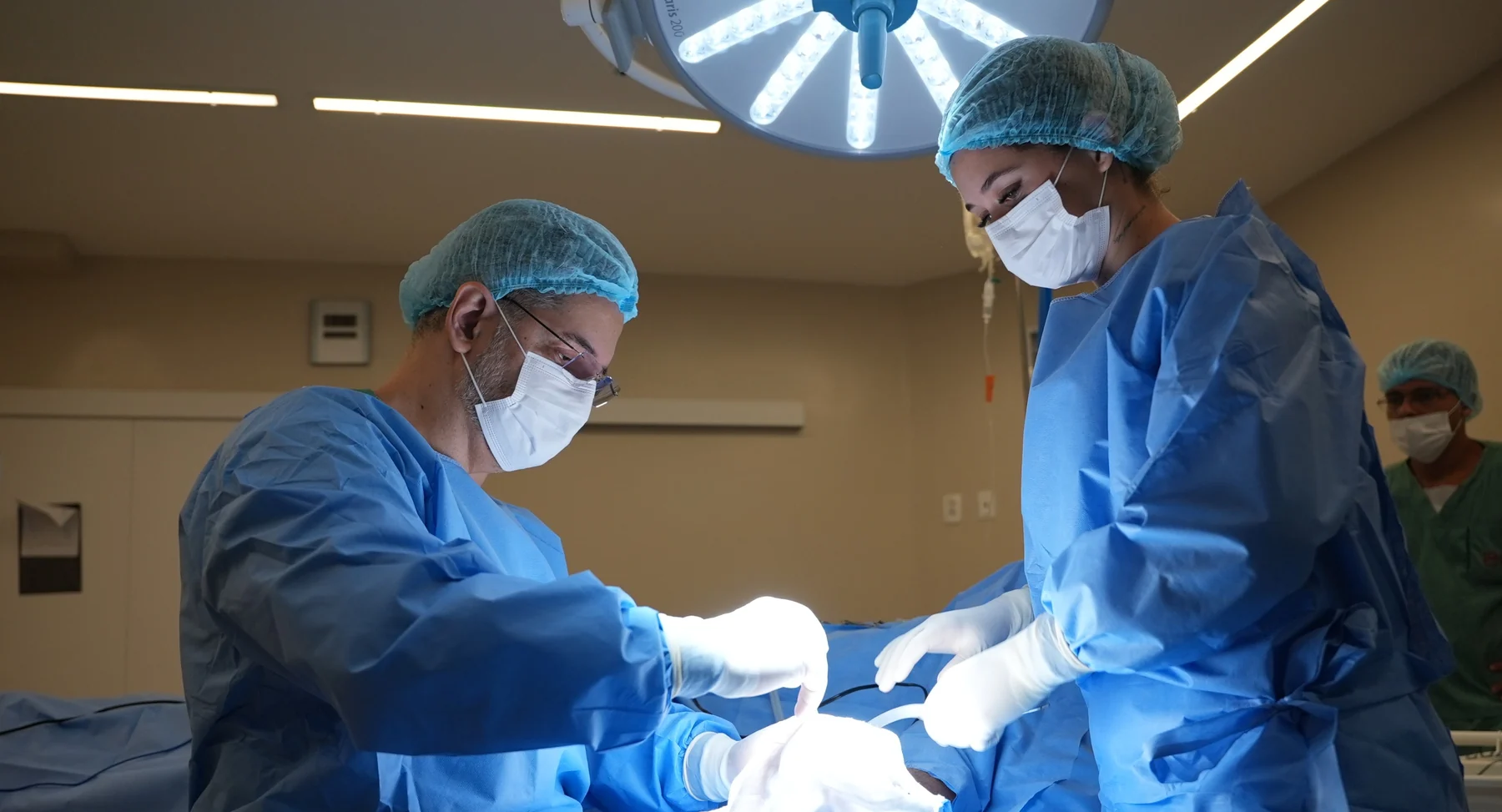 Em cirurgia, com a equipe