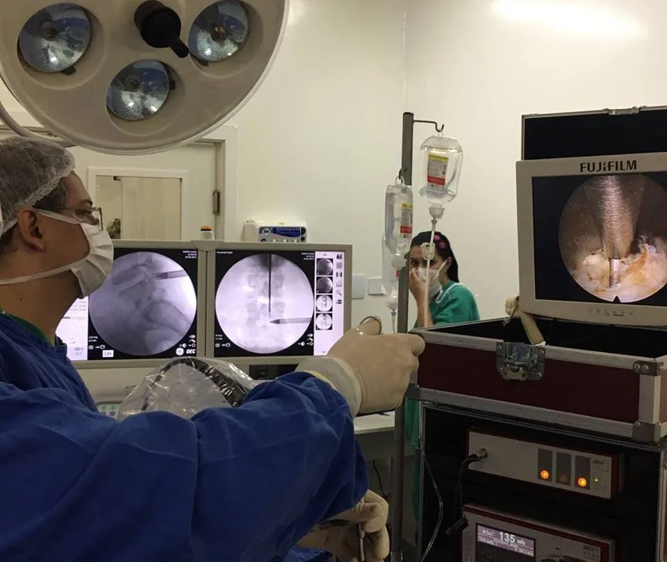 Em cirurgia endoscópica, acompanhando os monitores