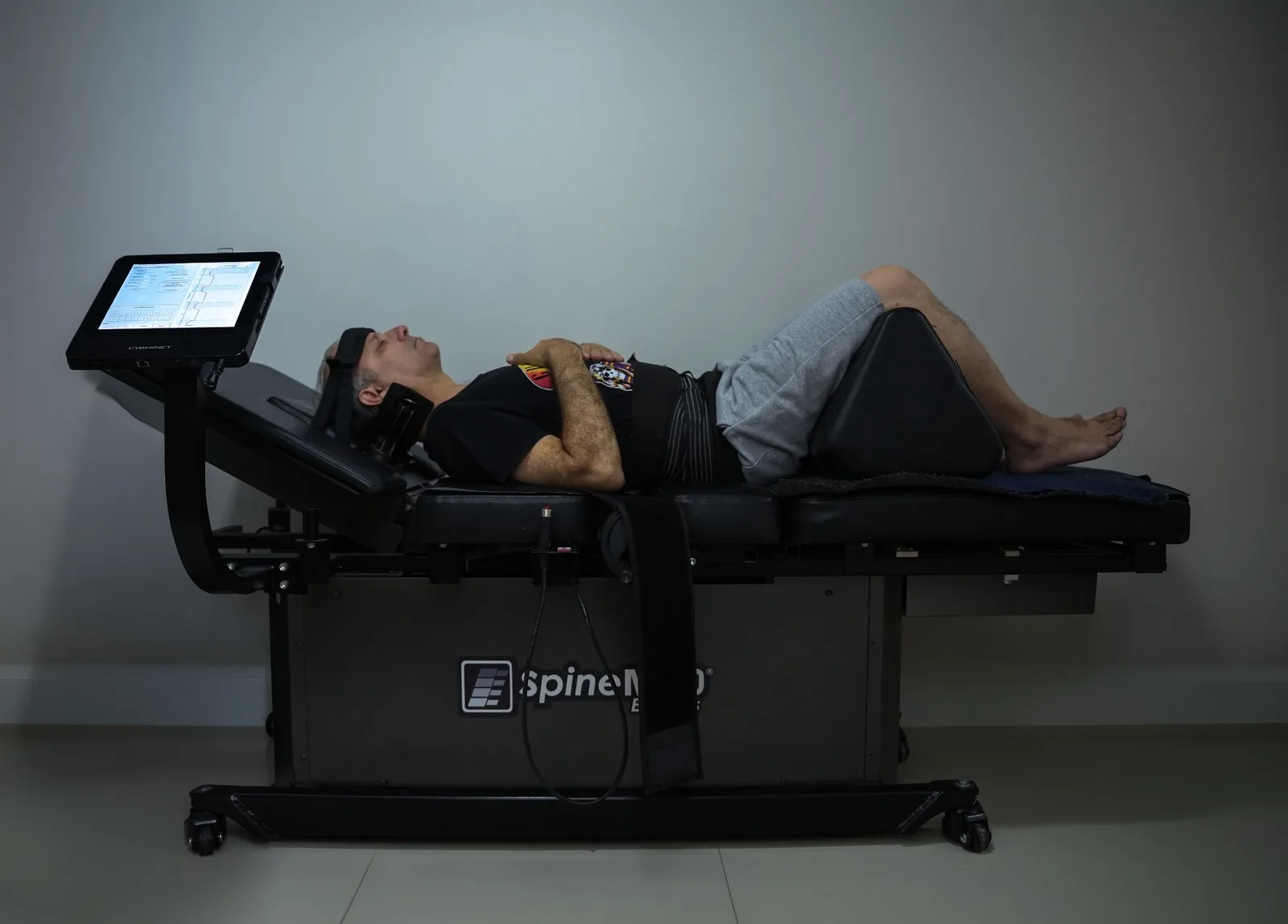 A mesa de tração SpineMED, em uso